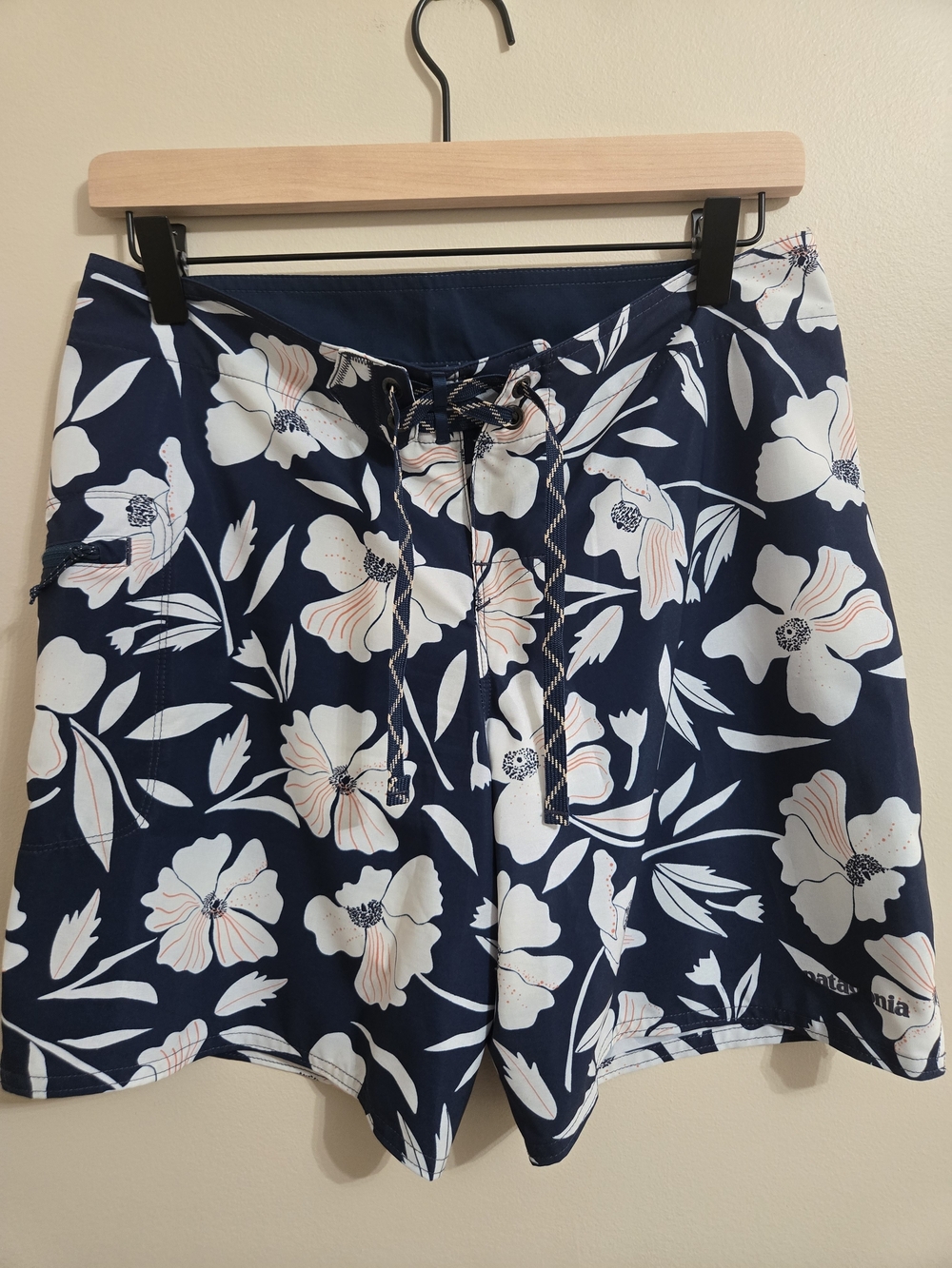 Patagonia Stretch Hydropeak Floral Board Shorts Blue/White Women's Size 4 NWOT